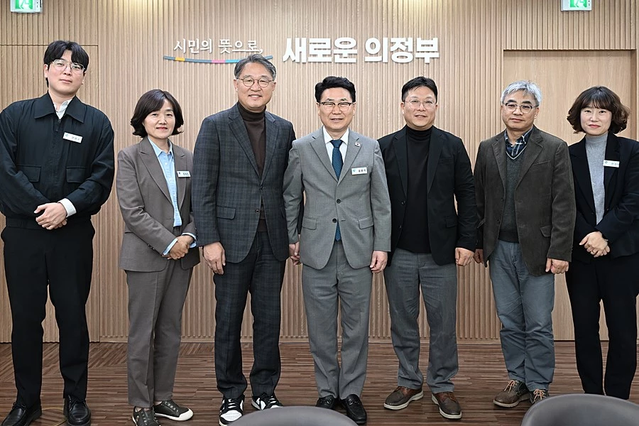 김원기 의정부시장이 지난 10월 22일 의정부시청 시장실에서 탁용석 경기콘텐츠진흥원장 등 관계자들과 ‘로컬 스타트업 챌린지, 의정부 2026’ 본선 행사 추진 방향을 논의한 뒤 기념촬영을 하고 있다