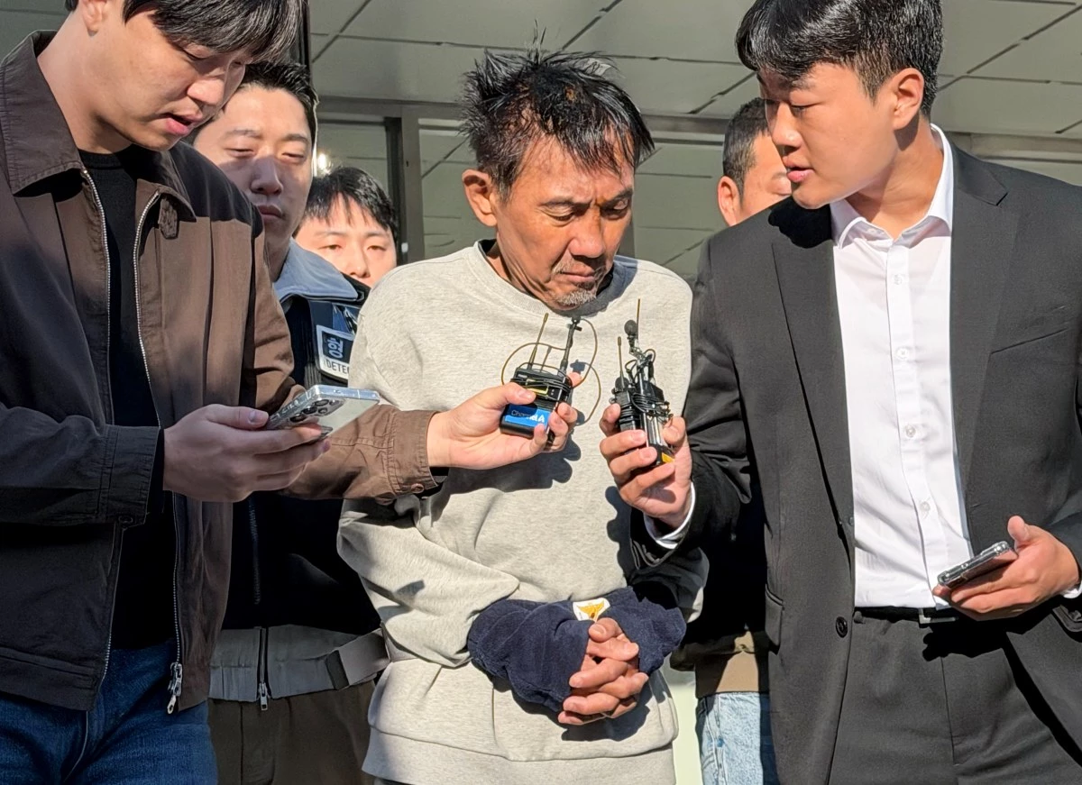 인천 대형 상업시설에서 흉기난동을 벌여 살인미수 혐의로 구속된 최충락이 23일 오전 인천 남동경찰서에서 인천지방공소청으로 송치되고 있다. / 뉴스1
