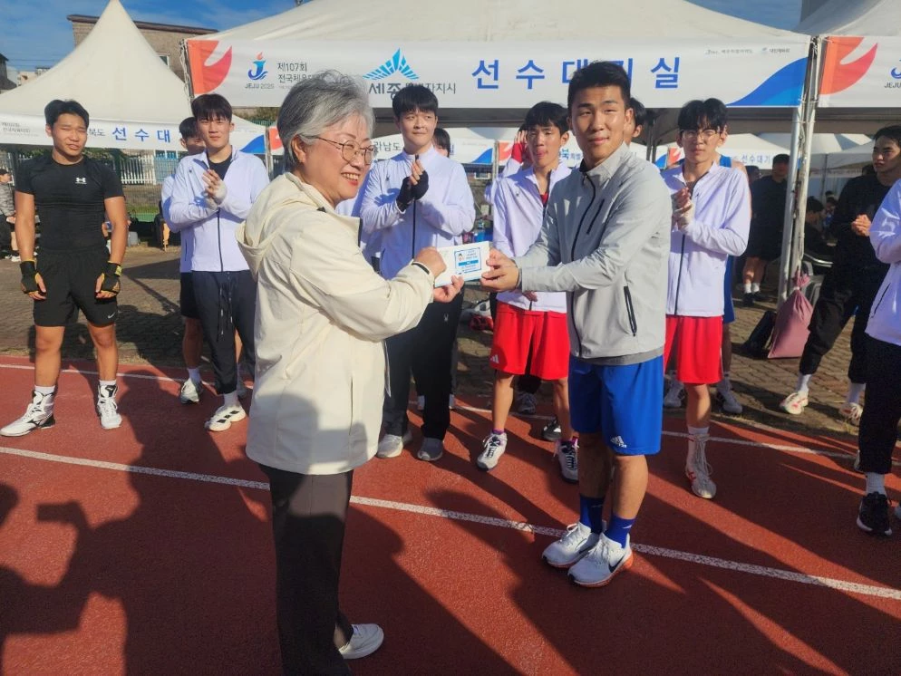 강미애 세종교육감이 복싱 경기현장을 찾아학생선수들을 격려하는 모습 / 세종시교육청