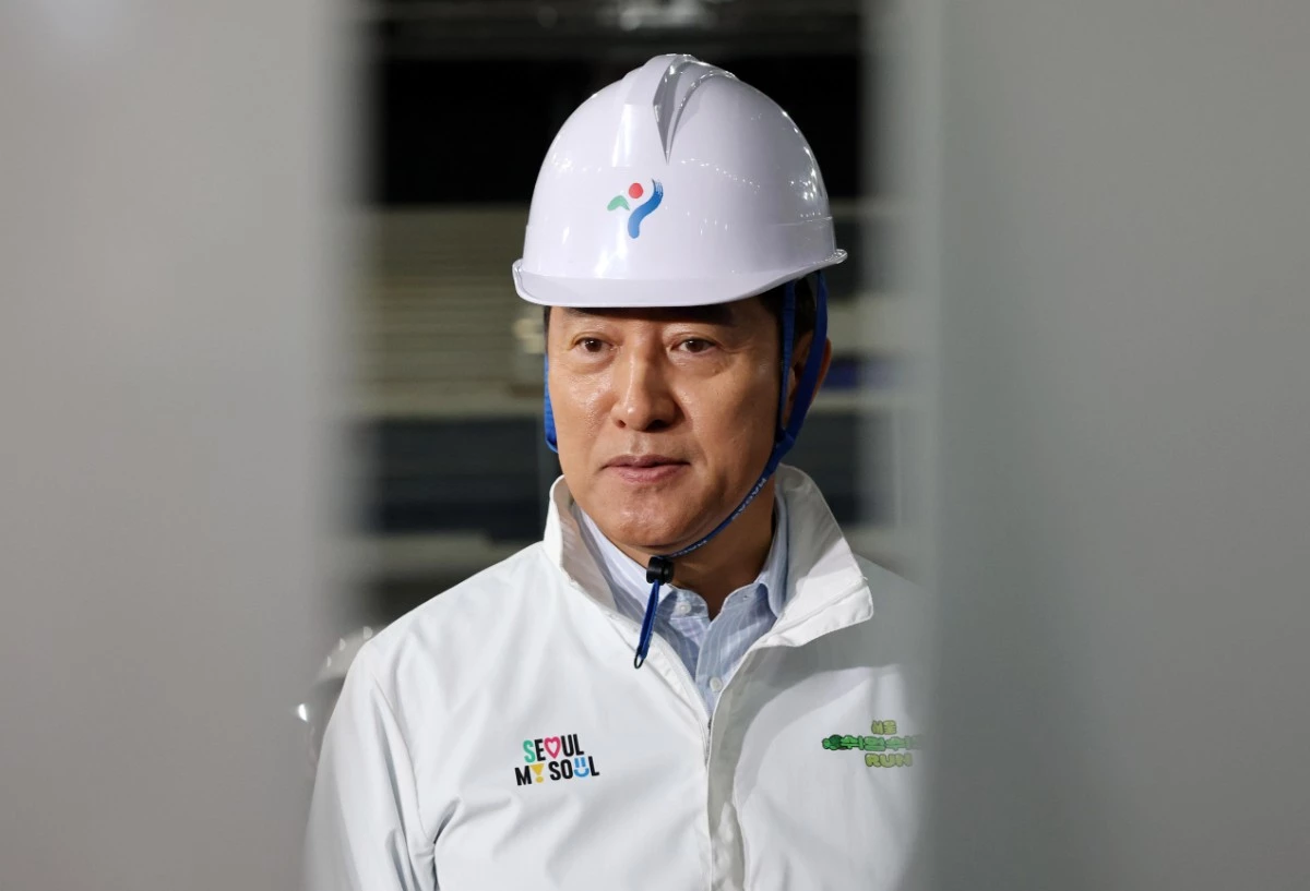 오세훈 서울시장이 23일 오전 도봉구 창동 서울아레나 공사현장을 방문해 보고를 받고 있다. / 뉴스1