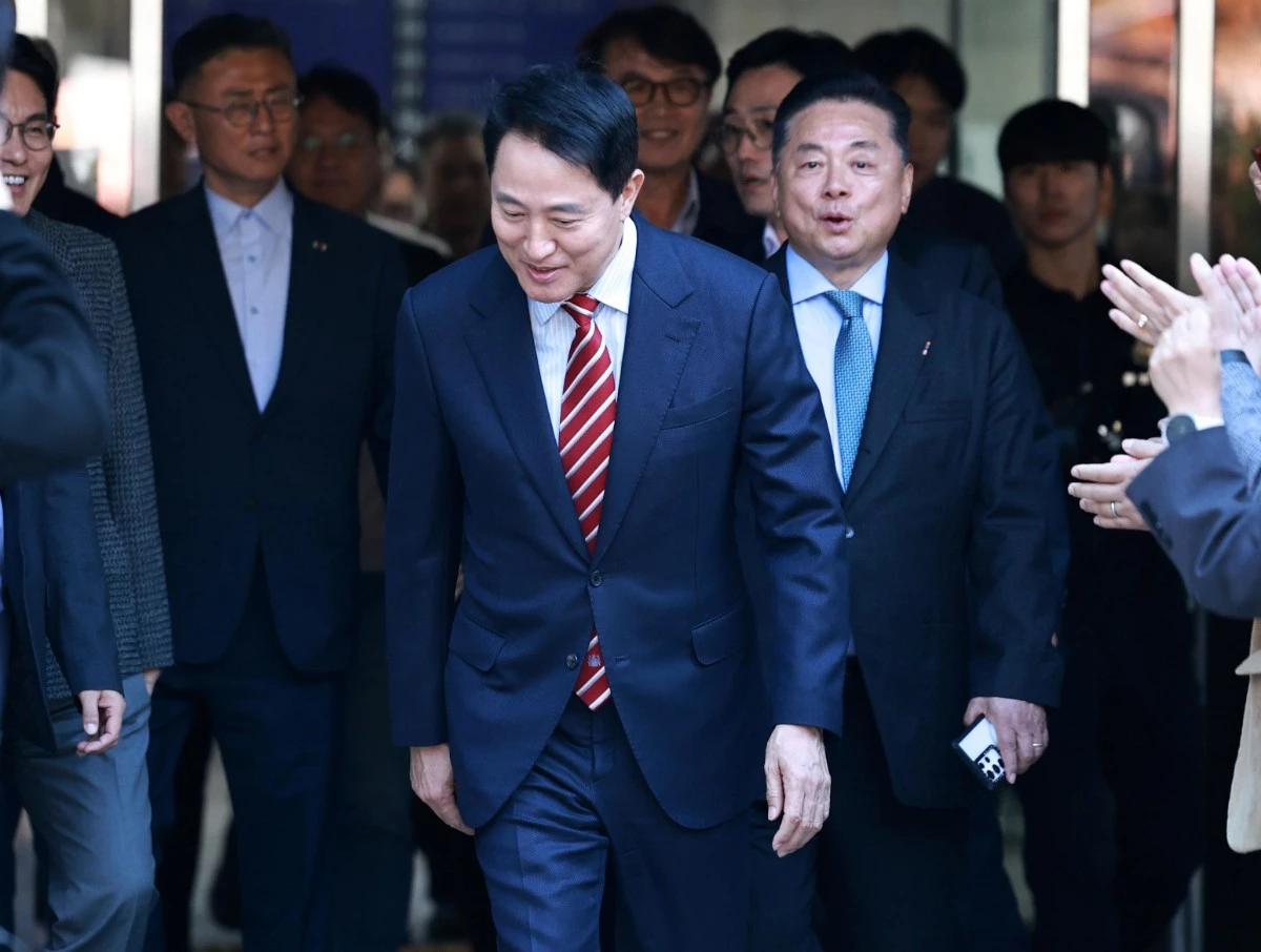 오세훈 서울시장이 23일 서울 서초구 서울고등법원에서 열린 '명태균 여론조사 대납 의혹 사건' 항소심 선고 공판에서 무죄 판결을 받고 법원을 나서며 지지자들에게 인사하고 있다.  / 뉴스1