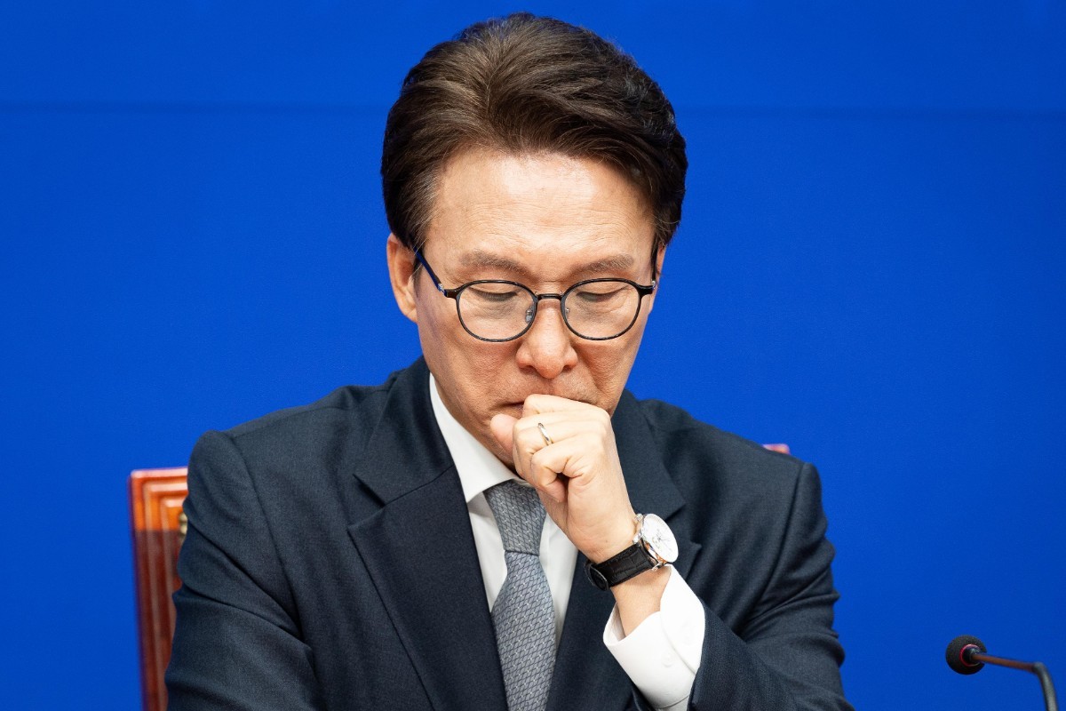 김민석 더불어민주당 대표가 23일 서울 여의도 국회에서 열린 K-방위산업지원특별위원회 발대식에서 생각에 잠겨 있다. / 뉴스1