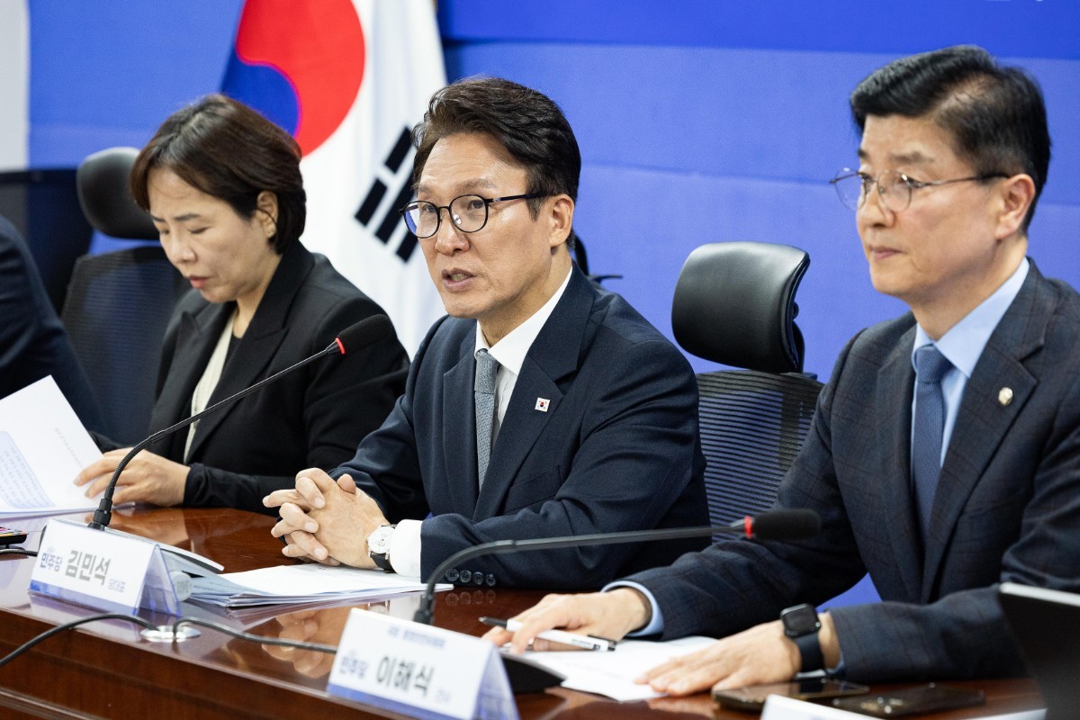 김민석 더불어민주당 대표가 23일 서울 여의도 국회 의원회관에서 열린 소방 현장 지원 강화를 위한 간담회에서 인사말을 하고 있다. / 뉴스1