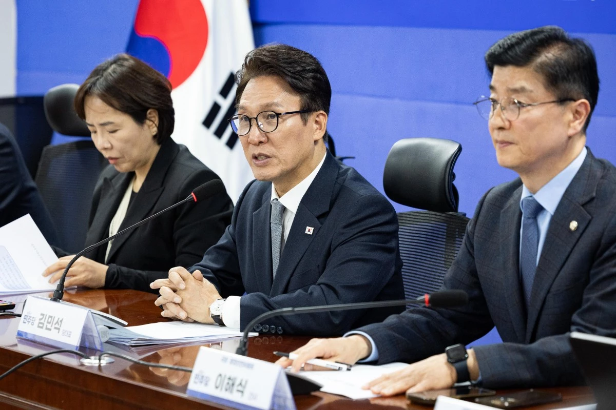김민석 더불어민주당 대표가 23일 서울 여의도 국회 의원회관에서 열린 소방 현장 지원 강화를 위한 간담회에서 인사말을 하고 있다. / 뉴스1