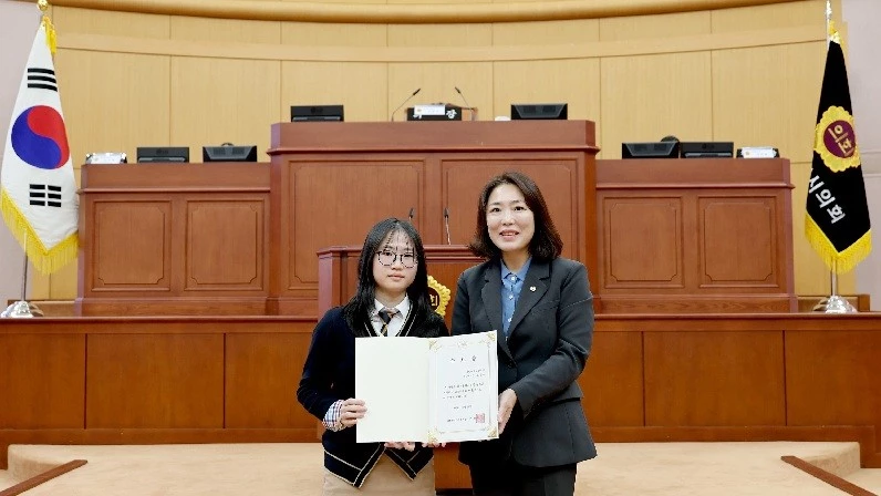 23일 대전시의회 본회의장에서 열린 청소년의회교실에서 서일여자고등학교 학생이 최지연 대전시의원과 기념촬영을 하고 있다./사진=대전시의회