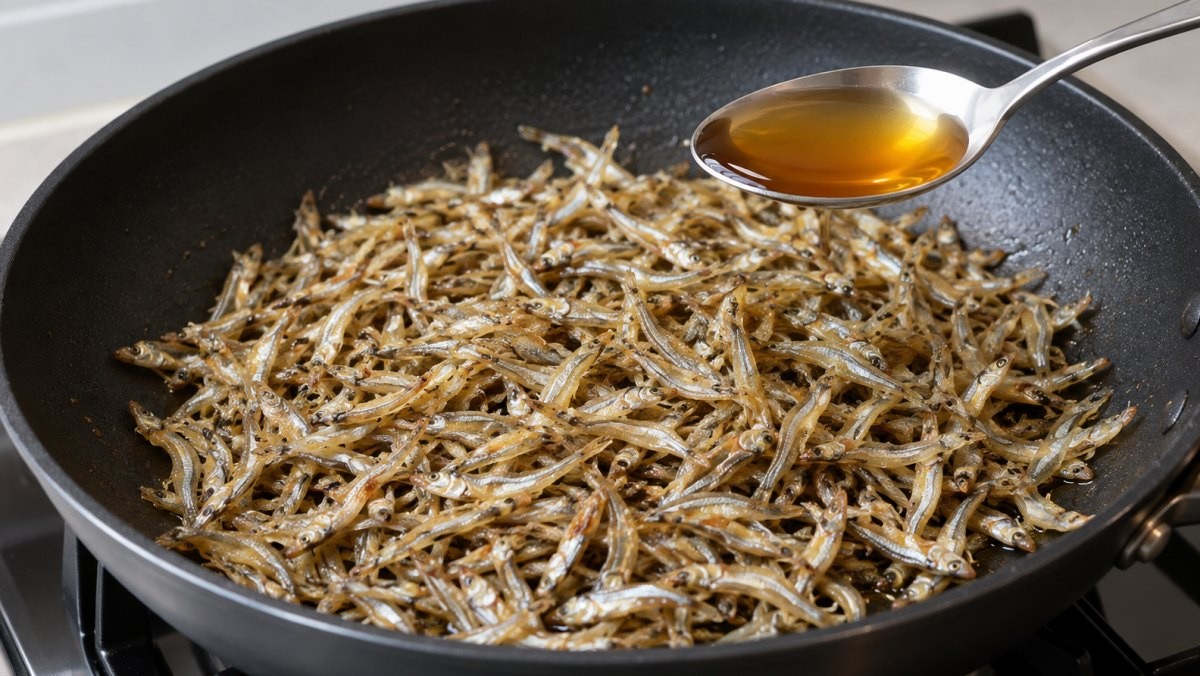 멸치볶음에 간장 대신 '이것' 한 숟가락 넣어보세요…감칠맛이 확 달라집니다