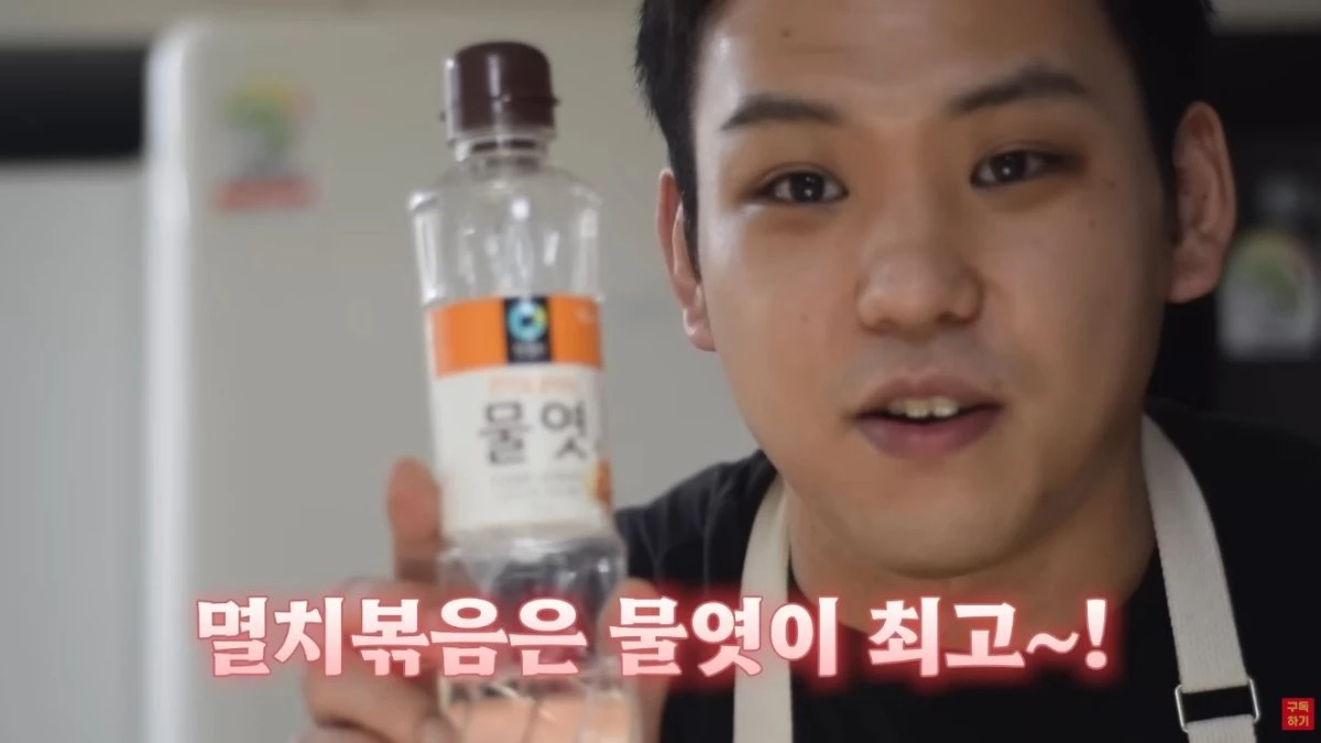 멸치볶음에는 올리고당을 넣는 게 적당한 끈적임과 단맛이 올라와 맛있다. / 유튜브 '첫째아들'