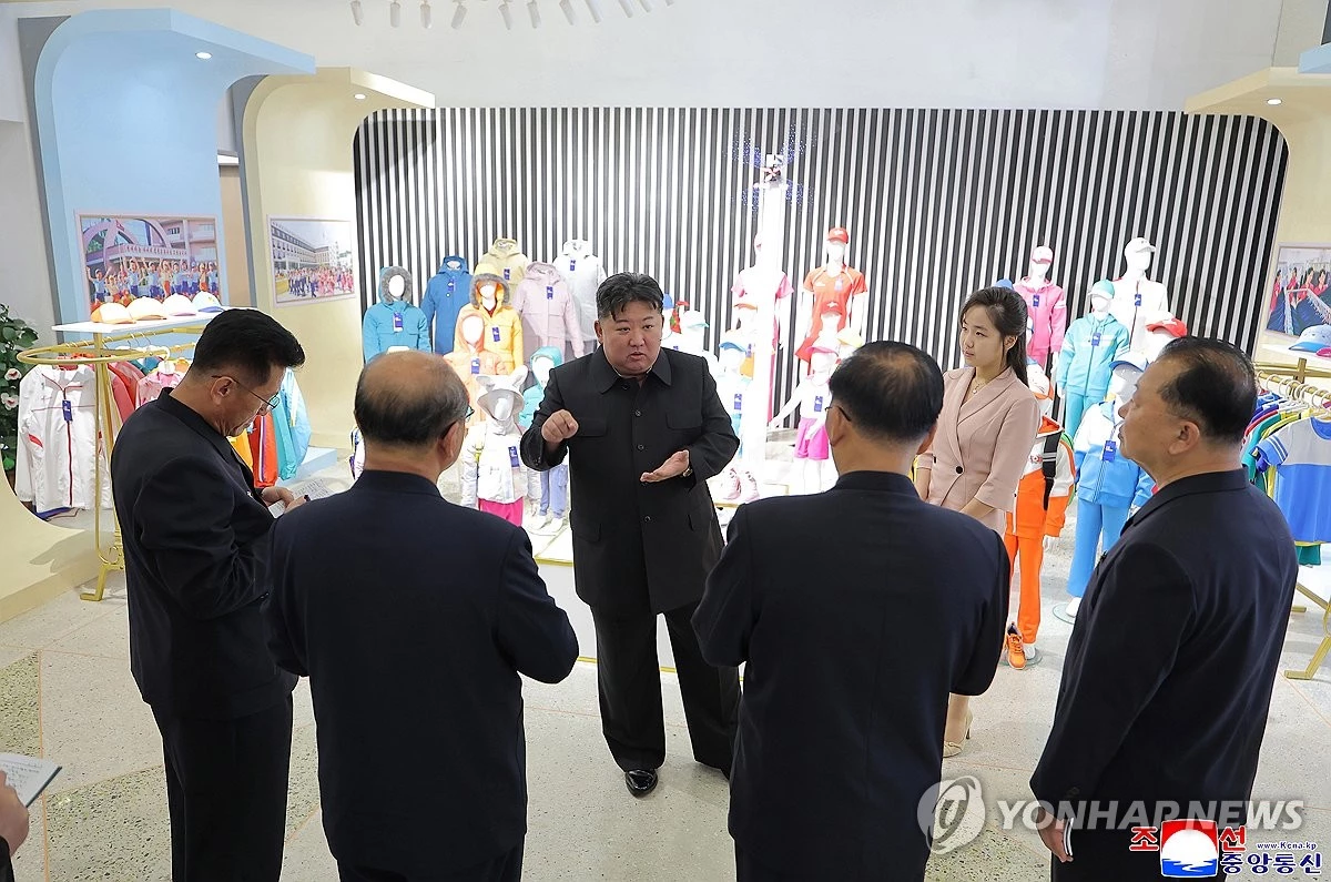 김정은 북한 국무위원장이 지난 19일 딸 주애, 부인 리설주 여사와 함께 '새 제품 개발과 질 제고 열풍'을 주제로 열리는 경공업 부문 피복ㆍ신발 전시회장을 돌아봤다며 조선중앙통신이 보도한 사진 / 연합뉴스