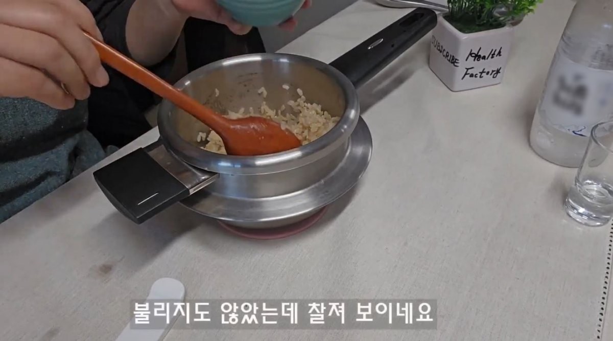 찰지게 완성된 현미밥. / 유튜브 '건강 팩토리 Health Factory'
