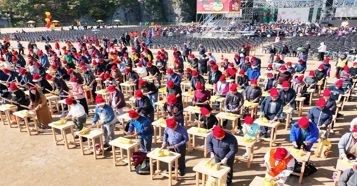 지난해 청송사과축제 사과깎기 대회