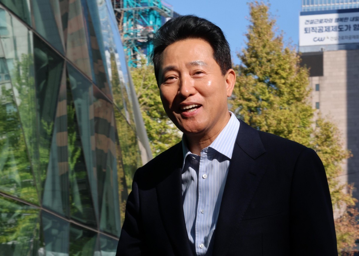 '여론조사비 대납' 의혹으로 기소돼 2심에서 무죄를 선고 받은 오세훈 서울시장이 23일 오후 중구 서울시청으로 향하고 있다. / 뉴스1