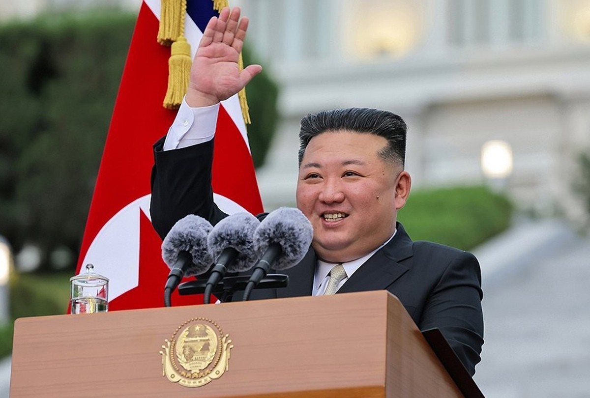 김정은 북한 국무위원장이 창립 80주년을 맞은 김일성종합대학을 축하방문했다고 조선중앙통신이 보도했다. 기사 이해를 돕기 위한 자료 사진. 현재 북한은 김정은의 집권 이후 가장 유리한 경제적 환경을 맞고 있지만 이런 호황을 지속 가능한 성장으로 전환할 수 있을지는 불투명하다는 미국 전문가 분석이 나왔다. / 조선중앙통신-연합뉴스