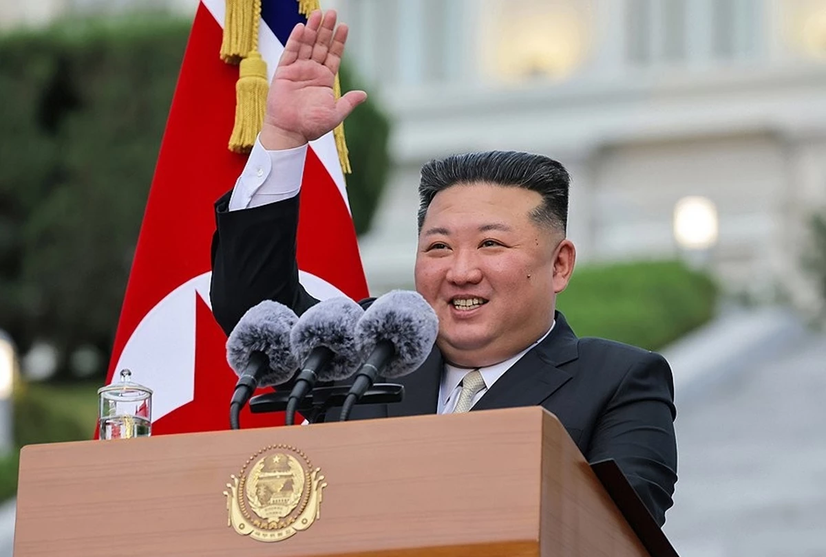 김정은 북한 국무위원장이 창립 80주년을 맞은 김일성종합대학을 축하방문했다고 조선중앙통신이 보도했다. 기사 이해를 돕기 위한 자료 사진. 현재 북한은 김정은의 집권 이후 가장 유리한 경제적 환경을 맞고 있지만 이런 호황을 지속 가능한 성장으로 전환할 수 있을지는 불투명하다는 미국 전문가 분석이 나왔다. / 조선중앙통신-연합뉴스