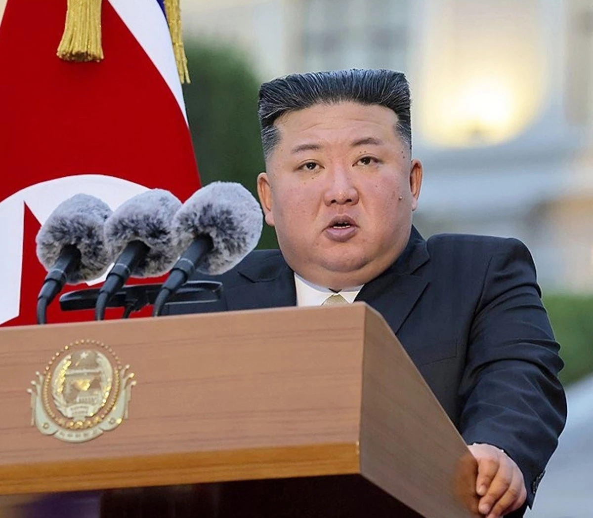 김정은 북한 국무위원장이 창립 80주년을 맞은 김일성종합대학을 축하방문했다고 조선중앙통신이 보도했다. 기사 이해를 돕기 위한 자료 사진. 현재 북한은 김정은의 집권 이후 가장 유리한 경제적 환경을 맞고 있지만 이런 호황을 지속 가능한 성장으로 전환할 수 있을지는 불투명하다는 미국 전문가 분석이 나왔다. / 조선중앙통신-연합뉴스