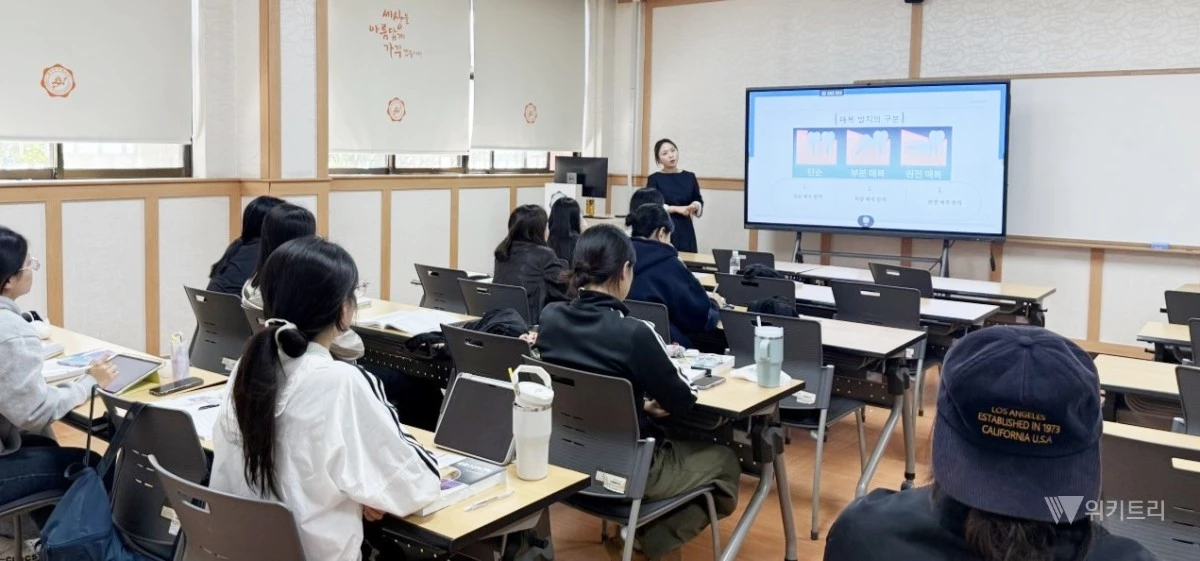 광주여자대학교(총장 이선재) 치위생학과는 교내 무등관 강의실에서 현장중심형 실무 프로그램의 일환으로 상무미르치과병원 문혜수 선생님을 초청해 특강을 진행했다. / 광주여대