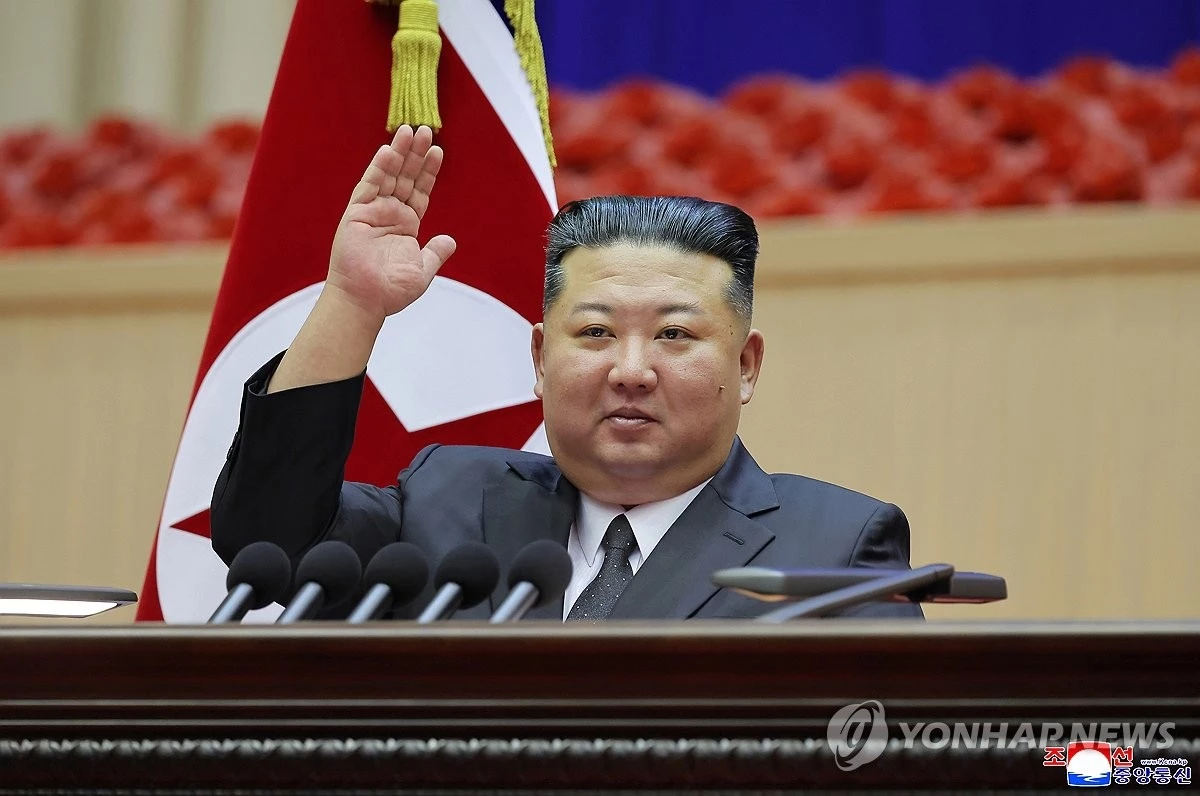 김정은 북한 국무위원장이 지난 22일과 23일 북한 평양에서 조선인민군 제3차 중대장 대회를 주재하고 '새 시대 강군건설과 중대장들의 임무'에 대해서 연설했다고 조선중앙통신이 24일 보도했다. 최근 해외 SNS를 중심으로 김정은 사망설이 제기됐지만 북한 매체는 최근에 촬영된 김정은 활동 사진을 공개했다. 이런 가운데 국가정보원은 김정은 사망설이 허위라고 국회 정보위원회에 보고한 것으로 확인됐다. / 조선중앙통신-연합뉴스