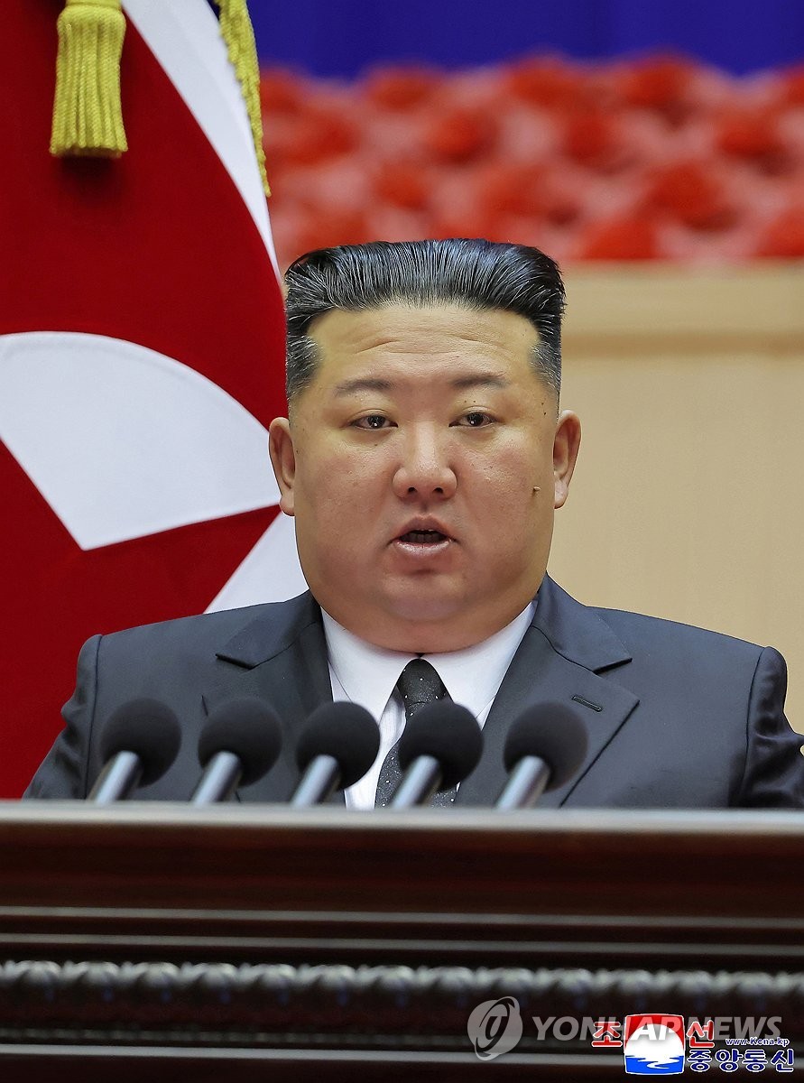 김정은 북한 국무위원장이 지난 22일과 23일 북한 평양에서 조선인민군 제3차 중대장 대회를 주재하고 '새 시대 강군건설과 중대장들의 임무'에 대해서 연설했다고 조선중앙통신이 24일 보도했다. 최근 해외 SNS를 중심으로 김정은 사망설이 제기됐지만 북한 매체는 최근에 촬영된 김정은 활동 사진을 공개했다. 이런 가운데 국가정보원은 김정은 사망설이 허위라고 국회 정보위원회에 보고한 것으로 확인됐다. / 조선중앙통신-연합뉴스