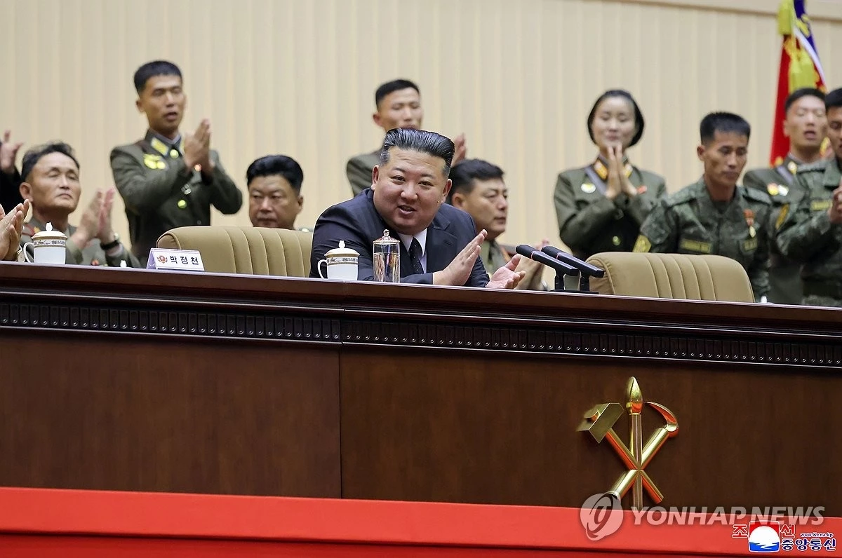 김정은 북한 국무위원장이 지난 22일과 23일 북한 평양에서 조선인민군 제3차 중대장 대회를 주재하고 '새 시대 강군건설과 중대장들의 임무'에 대해서 연설했다고 조선중앙통신이 24일 보도했다. 최근 해외 SNS를 중심으로 김정은 사망설이 제기됐지만 북한 매체는 최근에 촬영된 김정은 활동 사진을 공개했다. 이런 가운데 국가정보원은 김정은 사망설이 허위라고 국회 정보위원회에 보고한 것으로 확인됐다. / 조선중앙통신-연합뉴스
