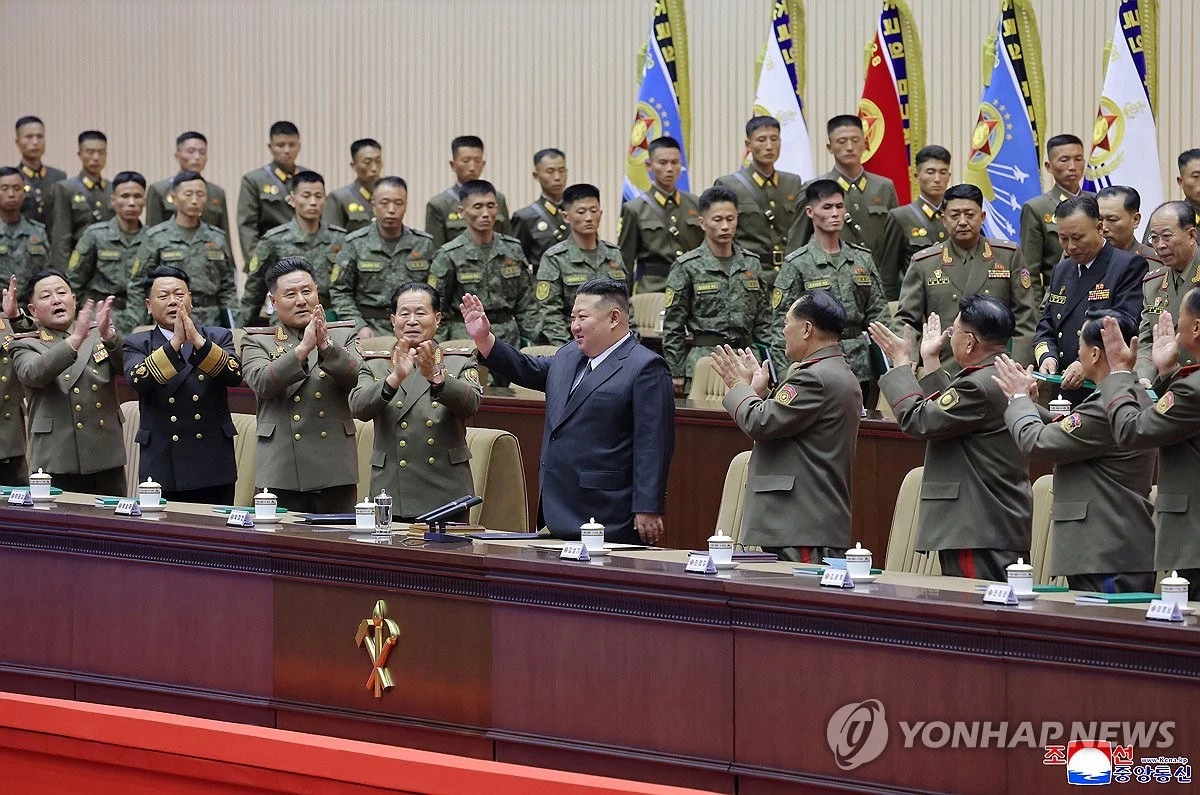 김정은 북한 국무위원장이 지난 22일과 23일 북한 평양에서 조선인민군 제3차 중대장 대회를 주재하고 '새 시대 강군건설과 중대장들의 임무'에 대해서 연설했다고 조선중앙통신이 24일 보도했다. 최근 해외 SNS를 중심으로 김정은 사망설이 제기됐지만 북한 매체는 최근에 촬영된 김정은 활동 사진을 공개했다. 이런 가운데 국가정보원은 김정은 사망설이 허위라고 국회 정보위원회에 보고한 것으로 확인됐다. / 조선중앙통신-연합뉴스