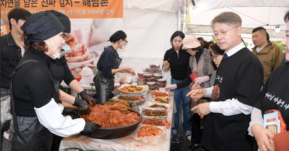 민형배 전남광주통합특별시장이 23일 광주청사 야외음악당에서 열린 제33회 광주김치축제 개막식에 참석해 행사장 부스 라운딩을 하고 있다. /전남광주통합특별시