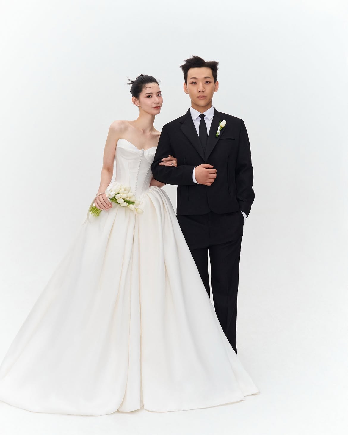 양홍원과 모델 출신 아내 원현주 웨딩 사진. / 원현주 인스타그램