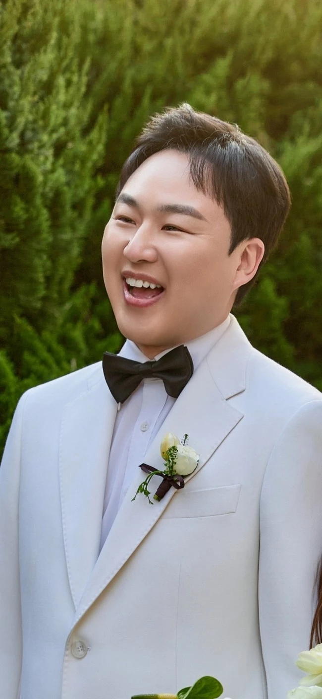 박병규 웨딩화보. 1984년생인 박병규는 2011년 MBN 1기 공채 코미디언으로 방송계에 첫발을 내디뎠다. MBN '개그공화국'을 통해 데뷔했으며 이후 MBC '코미디에 빠지다'의 '내가 네 아비다' 코너에 출연하며 얼굴을 알렸다. 현재는 구독자 약 151만 명을 보유한 유튜브 채널 '급식왕'을 운영하며 '발가락쌤' 캐릭터로 직접 출연하고 있다. / 급식왕 제공