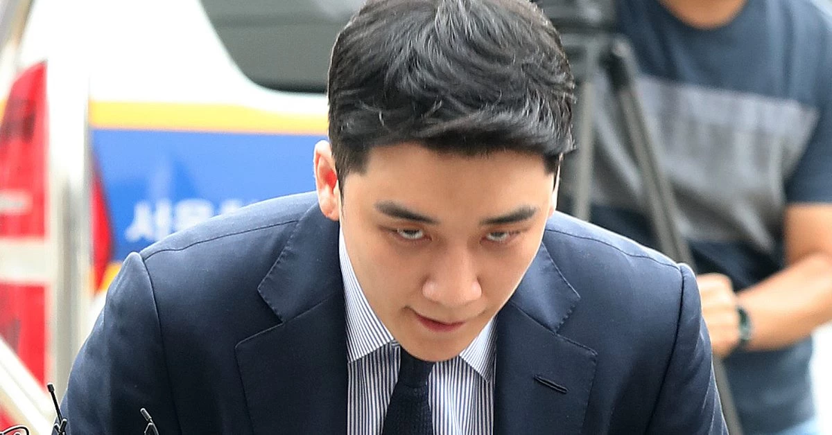2019년 '원정 도박' 혐의를 받고 있는 그룹 빅뱅 전 멤버 승리가 서울 중랑구 서울경찰청 지능범죄수사대(지수대)로 경찰 조사를 받기위해 출석하며 고개숙여 인사를 하고 있다. / 뉴스1
