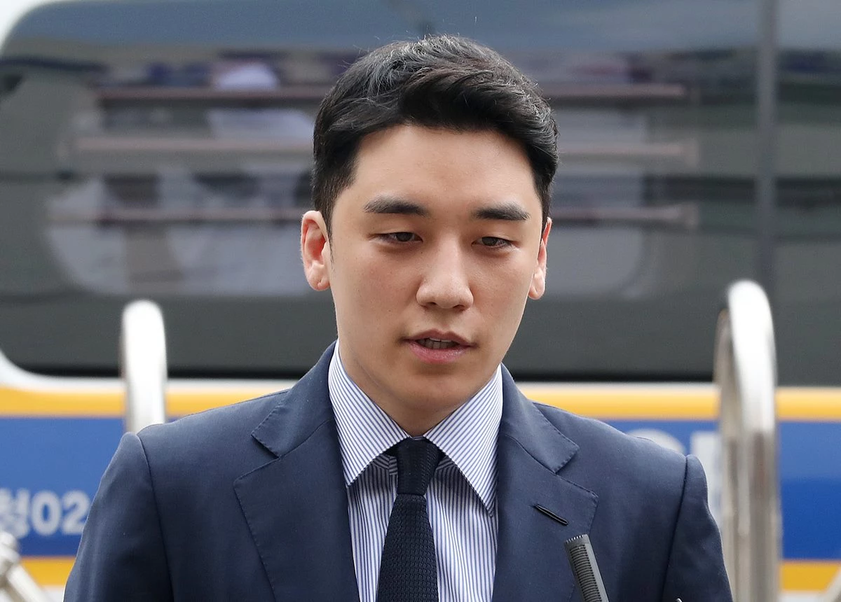 2019년 '원정 도박' 혐의를 받고 있는 그룹 빅뱅 전 멤버 승리가 서울 중랑구 서울경찰청 지능범죄수사대(지수대)로 경찰 조사를 받기위해 출석하며 고개숙여 인사를 하고 있다. / 뉴스1