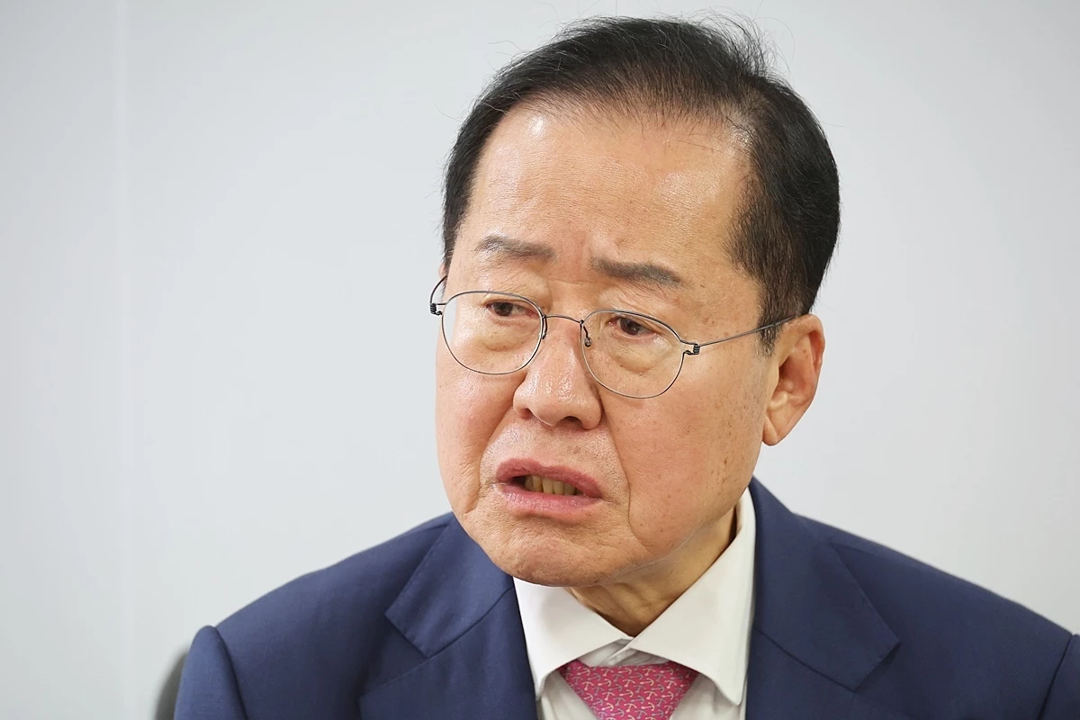 홍준표 전 대구시장. 기사 이해를 돕기 위한 자료 사진. 홍 전 시장은 항소심에서 무죄 판결을 받은 오세훈 시장에게 축하의 말을 전했다. 24일 정치권에 따르면 홍 전 시장은 전날 페이스북에 올린 글에서 '한고비가 남긴 했지만 오 시장의 항소심 무죄를 축하드린다'라며 '정황상 어려운 재판이라고 봤는데 주위의 압박을 뿌리치고 무죄를 선고한 재판부에 경의를 표한다. 더 이상 정치가 사법부에 의해 결정되는 일이 없었으면 한다'라고 말했다. / 연합뉴스