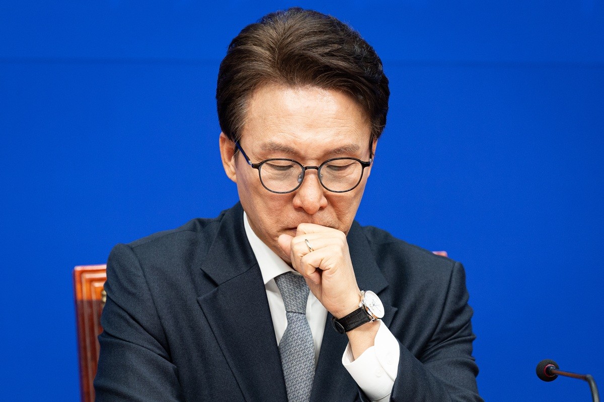 김민석 더불어민주당 대표. 기사 이해를 돕기 위한 자료 사진. 김 대표는 조희대 대법원장에 대한 탄핵 추진과 관련해 '국정조사를 포함해 원래 생각한 대로 차근차근 진행해갈 것'이라고 밝혔다. 김 대표는 24일 서울 여의도 국회에서 열린 사진기자 체육대회에 참석한 뒤 기자들과 만나 '오세훈 서울시장 항소심 선고 판결 후 당내에서 조 대법원장 탄핵과 관련한 목소리가 나오는 것에 대해 어떻게 생각하느냐?'라는 질문에 이렇게 답했다. 김 대표는 조 대법원장에 대한 국정조사 추진 일정과 관련해서는 '원내에서 여러 가지를 조합해 조율하고 있는 것으로 알고 있다'라고 설명했다. / 뉴스1