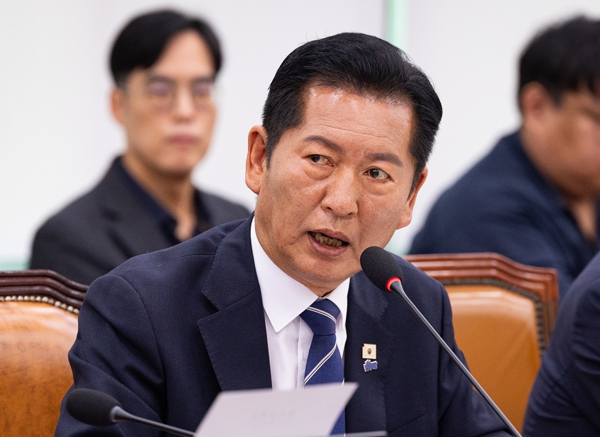 정청래 더불어민주당 의원. 기사 이해를 돕기 위한 자료 사진. 정 의원은 조 대법원장 탄핵 추진과 관련해 '정치는 타이밍'이라며 '지금 화끈하게 ‘조희대 탄핵 결정’을 하는 것이 최상책'이라고 말했다. 정 의원은 21일 페이스북에 올린 글에서 '조 대법원장의 탄핵 사유는 차고 넘치며 그의 정치 행위는 이미 도를 넘었다'라며 이렇게 밝혔다. / 뉴스1