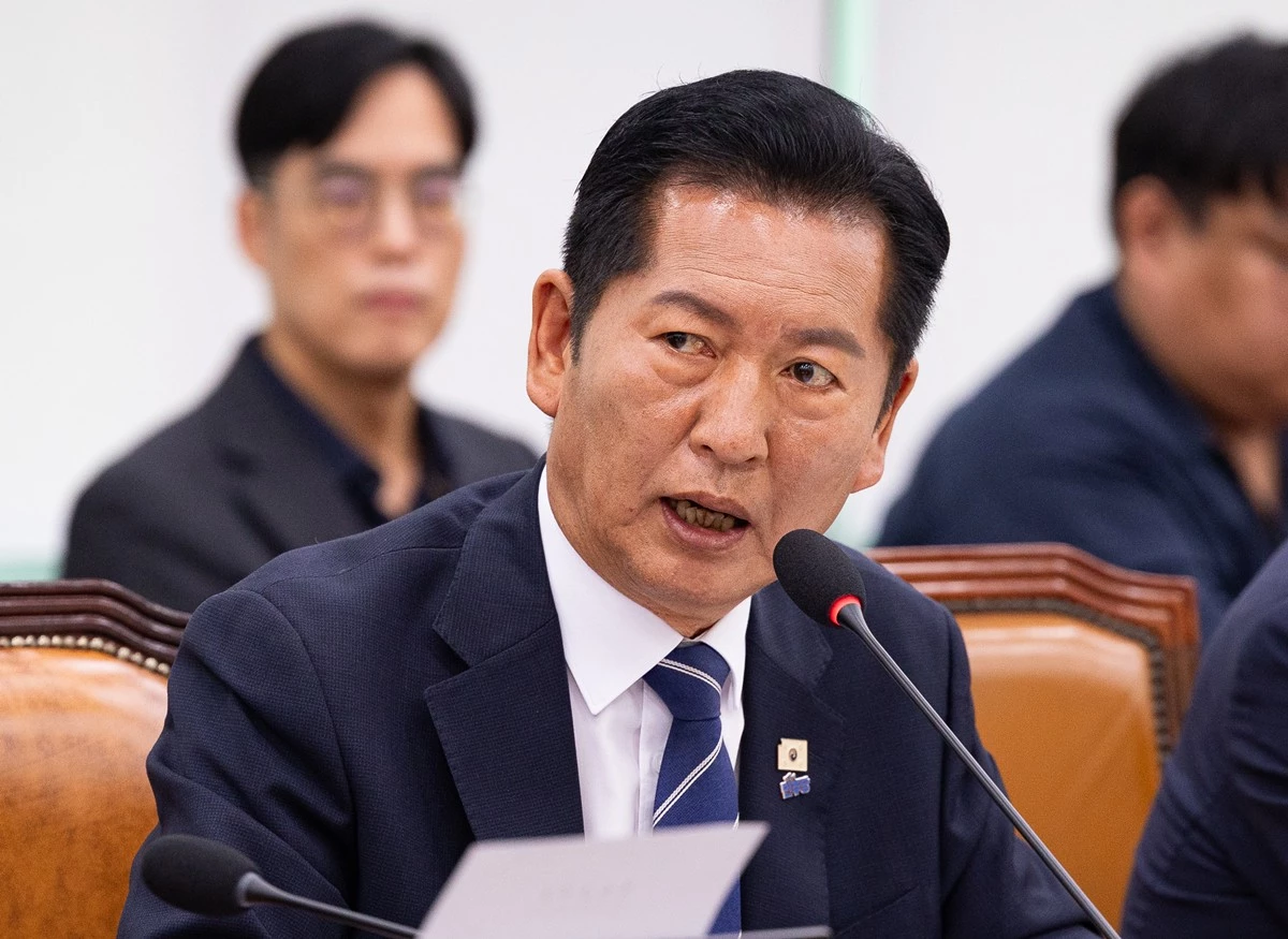 정청래 더불어민주당 의원. 기사 이해를 돕기 위한 자료 사진. 정 의원은 조 대법원장 탄핵 추진과 관련해 '정치는 타이밍'이라며 '지금 화끈하게 ‘조희대 탄핵 결정’을 하는 것이 최상책'이라고 말했다. 정 의원은 21일 페이스북에 올린 글에서 '조 대법원장의 탄핵 사유는 차고 넘치며 그의 정치 행위는 이미 도를 넘었다'라며 이렇게 밝혔다. / 뉴스1