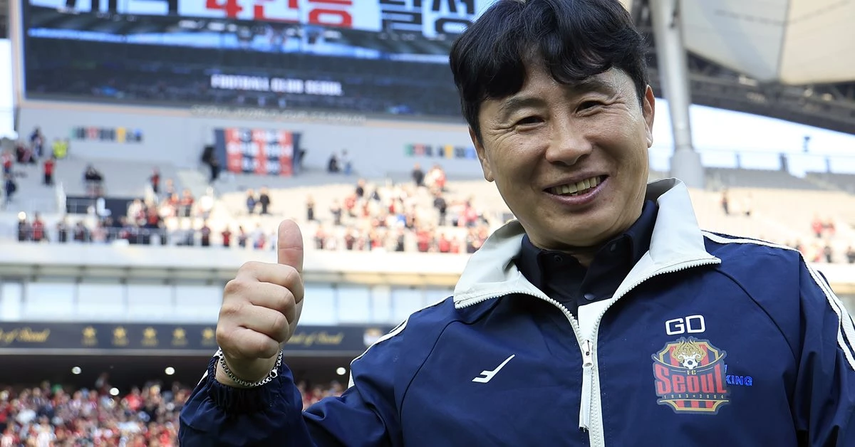 지난 3월 22일 오후 서울시 마포구 월드컵로 서울월드컵경기장에서 열린 하나은행 K리그1 2026 5라운드 FC서울과 광주FC의 경기에서 5대 0으로 승리한 FC서울 김기동 감독이 엄지손가락을 치켜들어 보이고 있다. / 뉴스1