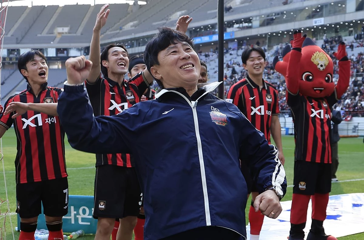 지난 3월 22일 오후 서울시 마포구 월드컵로 서울월드컵경기장에서 열린 하나은행 K리그1 2026 5라운드 FC서울과 광주FC의 경기에서 5대 0으로 승리한 FC서울 김기동 감독이 서포터즈 앞에서 승리 세리머니를 하고 있다. / 뉴스1