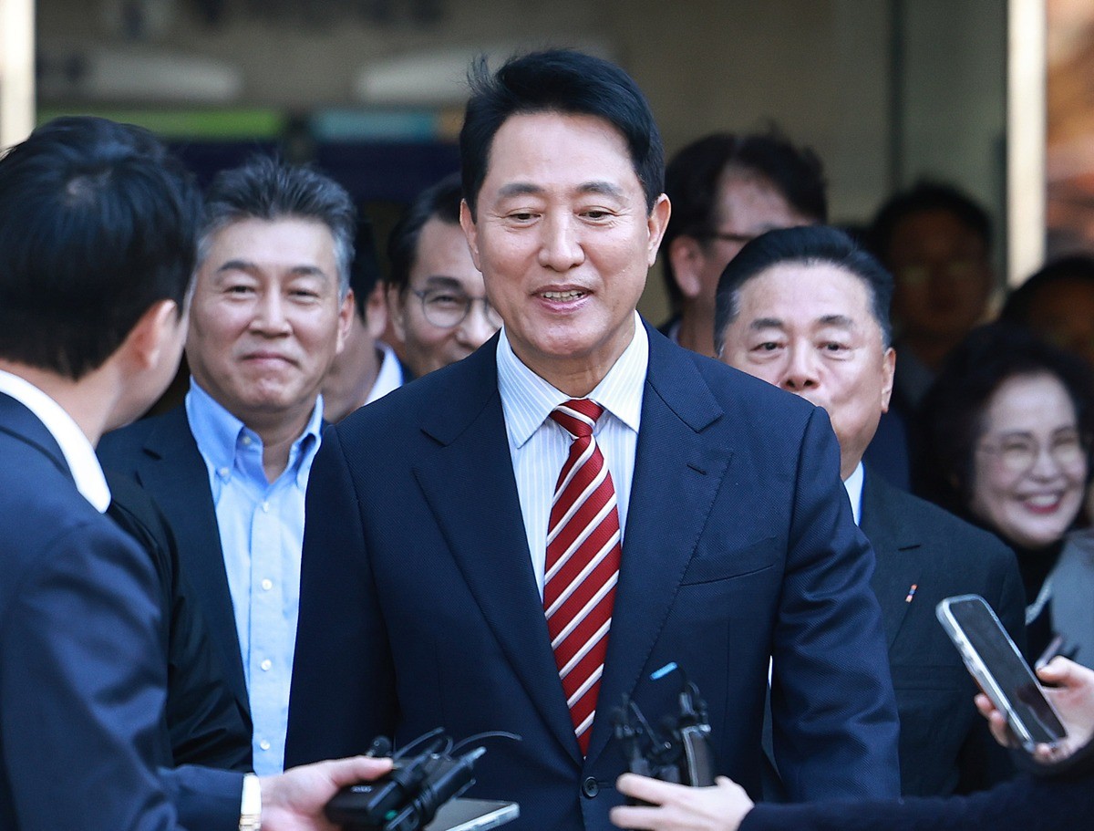 오세훈 서울시장이 23일 서울 서초구 서울고등법원에서 열린 '명태균 여론조사 대납 의혹 사건' 항소심 선고 공판에서 무죄 판결을 받고 법원을 나서고 있다. 기사 이해를 돕기 위한 자료 사진. 오 시장은 24일 서울 여의도 국회 운동장에서 열린 '2026 사진기자 가족 체육대회'에 참석해 축사한 뒤 향후 당내 역할에 대한 취재진 질문에 '이제 총선이 다가오고 있다'라며 '국민의힘이 분열된 모습보다는 단합·통합된 모습일 때 국민 여러분께 위안을 드릴 것'이라고 답했다. / 뉴스1