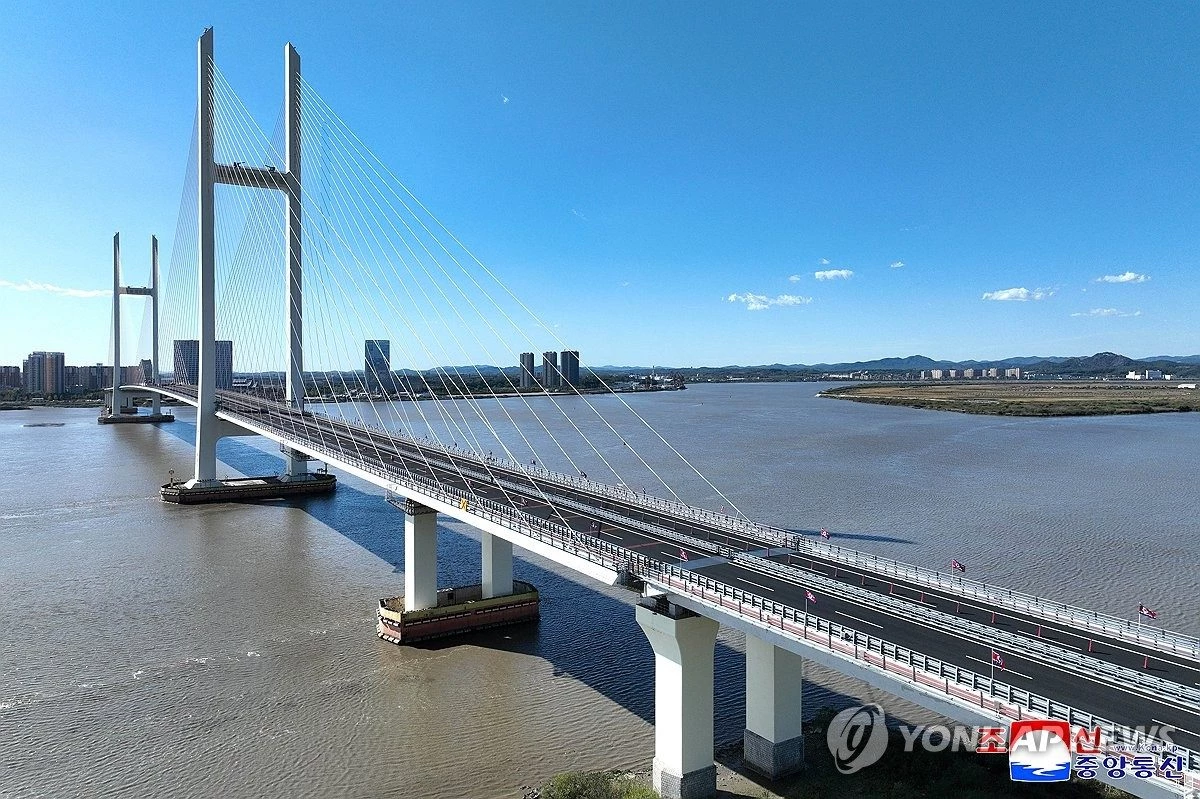 신압록강대교 모습. 24일 중국을 방문한 김정은이 통과한 신압록강대교는 북한과 중국의 최대 교역 거점인 중국 단둥과 북한 평안북도 신의주를 잇는 왕복 4차로·총 길이 3026m 교량이다. 2014년 완공됐지만 북한 측 연결도로와 통관시설 미비 등을 이유로 개통이 미뤄지다 지난 15일 공식 개통했다. 정부 소식통은 이날 연합뉴스에 '김정은이 신압록강대교를 통해 중국 랴오닝성 단둥에 도착했다'라고 말했다. / 조선중앙통신-연합뉴스