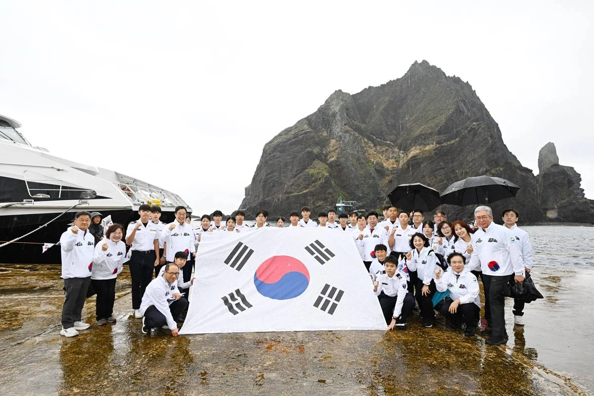 독도 현지에서 열린 '독도의 날 행사' 참가자들/이하 경북교육청