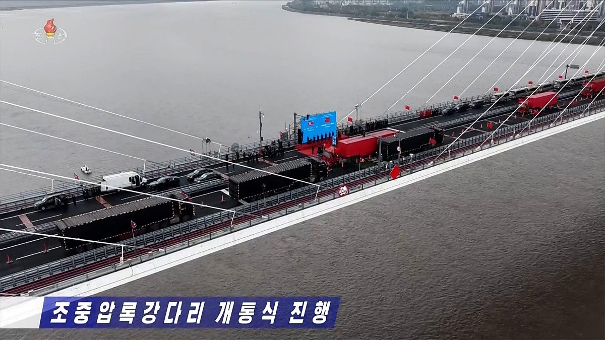 북한과 중국이 지난 15일 압록강 현지에서 신압록강대교 개통식을 열었다고 조선중앙TV가 16일 보도했다. [조선중앙TV 화면] 2026.10.16. / 연합뉴스