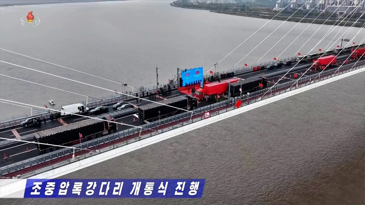 북한과 중국이 지난 15일 압록강 현지에서 신압록강대교 개통식을 열었다고 조선중앙TV가 16일 보도했다. [조선중앙TV 화면] 2026.10.16. / 연합뉴스
