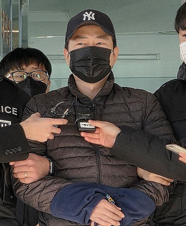 검찰에 송치된 '천안 층간소음 살해' 피의자 양민준이 2025년 12월 12일 천안 동남경찰서를 나서며 취재진 질문에 답하고 있다. / 뉴스1