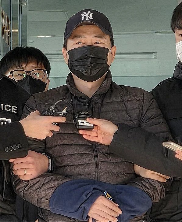 검찰에 송치된 '천안 층간소음 살해' 피의자 양민준이 2025년 12월 12일 천안 동남경찰서를 나서며 취재진 질문에 답하고 있다. / 뉴스1