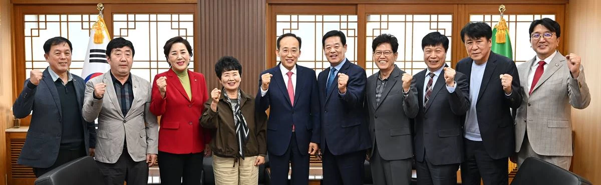 추경호 대구시장(중앙)과 한국외식업중앙회 대구시지회 임원진들이 지난 22일 시청 산격청사에서 열린 간담회 후 기념촬영을 하고 있다. / 대구시