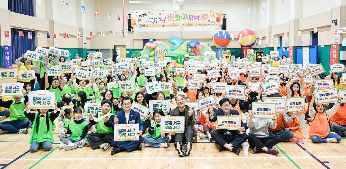국경 허문 서구의 뜨거운 포옹… “우리는 모두 하나”