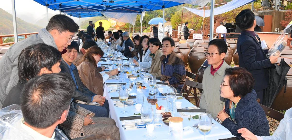 24일 포항시 죽장연에서 열린 세계적 야외 미식행사 ‘2026 아웃스탠딩 인더필드(Outstanding in the Field)’
