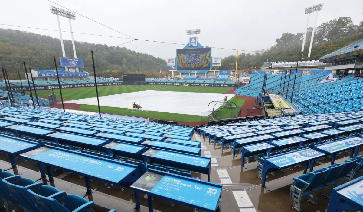 25일 대구 삼성라이온즈파크에서 열릴 예정이었던 2026 프로야구 KBO리그 포스트시즌 플레이오프 1차전 KIA 타이거즈와 삼성 라이온즈의 경기가 우천으로 인해 취소된 가운데 그라운드에 방수포가 펼쳐져 있다. / 연합뉴스