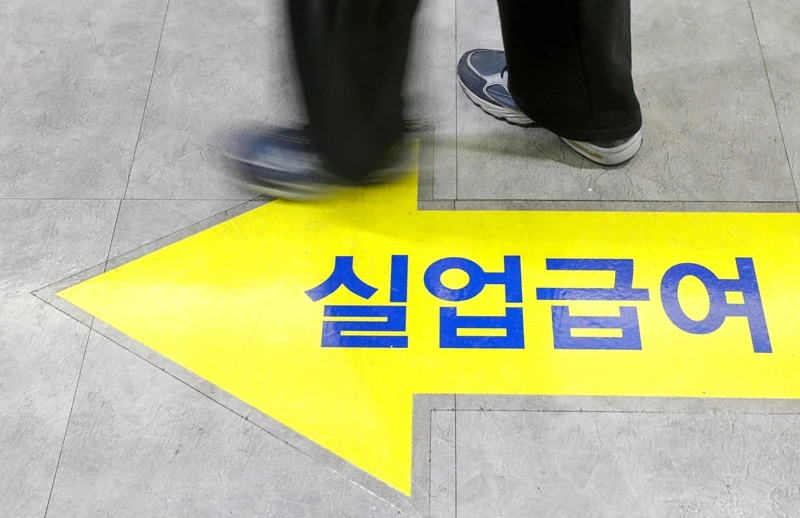 '시럽급여'라는 조롱까지 생겼던 실업급여 / 뉴스1