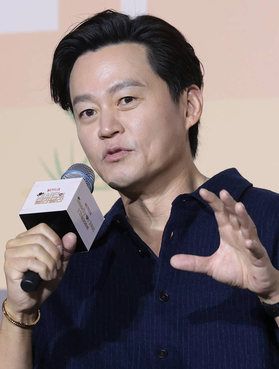 배우 이서진이 지난 3월 24일 오전 서울 용산구 CGV용산아이파크몰에서 열린 넷플릭스 예능 '이서진의 달라달라' 제작발표회에 참석해 인사말을 하고 있다 / 뉴스1