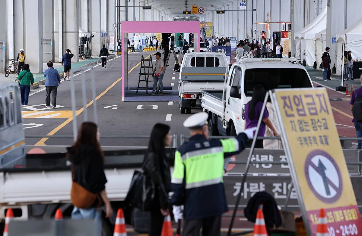 잠수교의 차량 통행 전면 통제를 하루 앞둔 25일 서울 서초구 잠수교에서 '차 없는 잠수교 뚜벅뚜벅 축제'를 위해 차량이 통제되고 있다. 서울시는 26일부터 잠수교의 차량 통행을 전면 통제하고 보행전용교 조성에 나설 예정이다 / 뉴스1