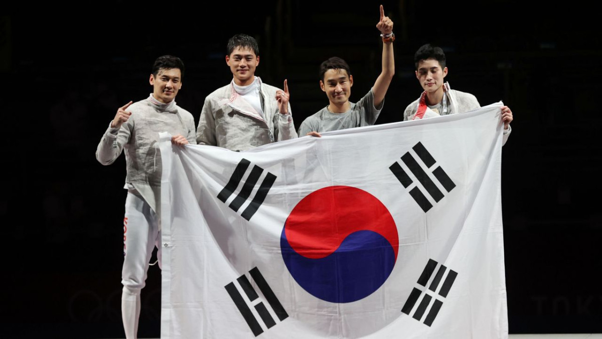 2021년 7월 28일 일본 지바의 마쿠하리 메세에서 열린 도쿄올림픽 남자 펜싱 사브르 단체전 대한민국 대 이탈리아 결승전. 한국 선수들이 이탈리아를 누르고 금메달을 딴 뒤 태극기를 펼쳐 들고 포즈를 취하고 있다. / 연합뉴스