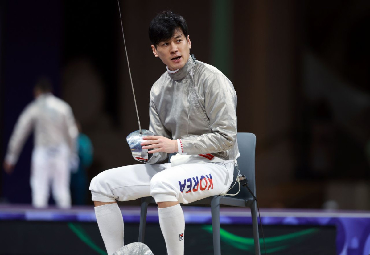 대한민국 펜싱 대표팀 구본길 선수가 2024년 7월 27일 오후(한국시간) 프랑스 파리 그랑 팔레에서 열린 남자 사브르 개인 32강 경기에서 튀니지의 파레스 페르자니 선수와 맞대결에서 밀리는 상황에 자리에 앉아 '할 수 있다'를 되새기고 있다. / 뉴스1